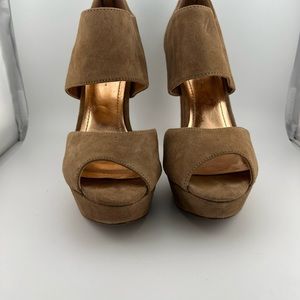 BCBG platform heels, sz 8 with 4” heel. Tan suede upper with zip up back